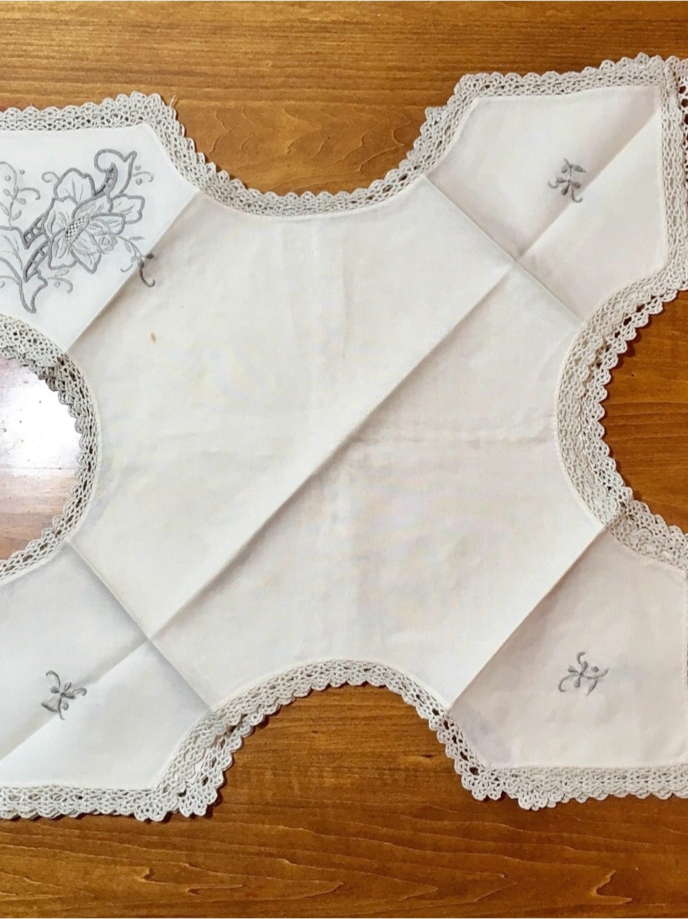 Vintage Floral Embroidery & Cut work Tablecloth 84" by 66" Set - Picture 5 of 7